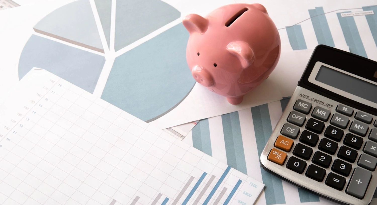 Abogado revisando el auto judicial de exoneración del pasivo insatisfecho para la cancelación de deudas